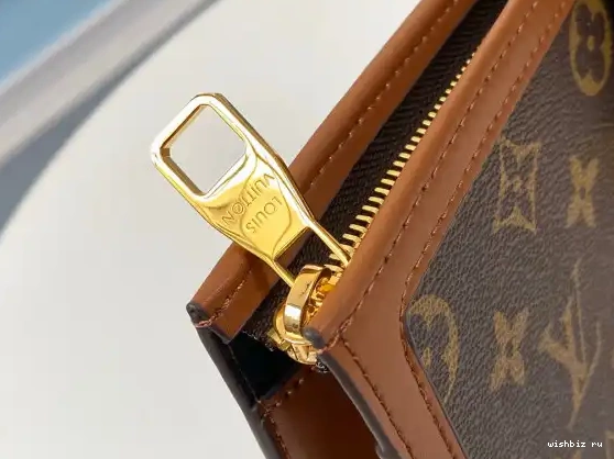 WIS CHANELUTCH VUITTON LOUIS 0525